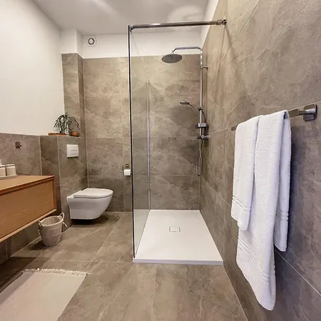 Kaczor Nad Jeziorem 4*