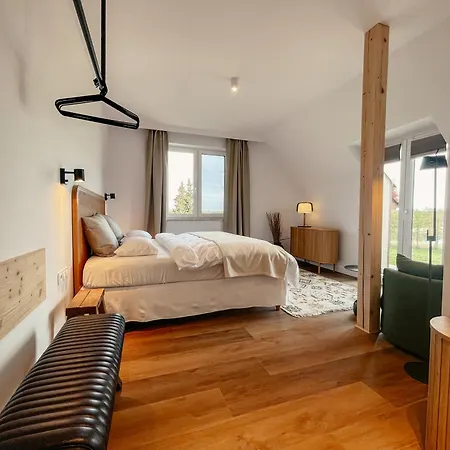 Kaczor Nad Jeziorem 4*