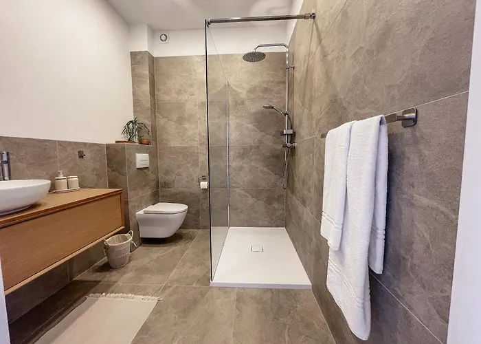 Kaczor Nad Jeziorem 4*